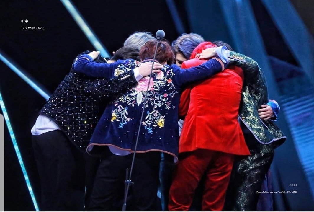 shibabaloo's tweet photo. All together now ARMY. 😢🙋‍♀️
#BTSxMetLifeStadium 
#BTSxSoliderField 
#BTSxRoseBowlDay2 https://t.co/GYWsyHMSNE