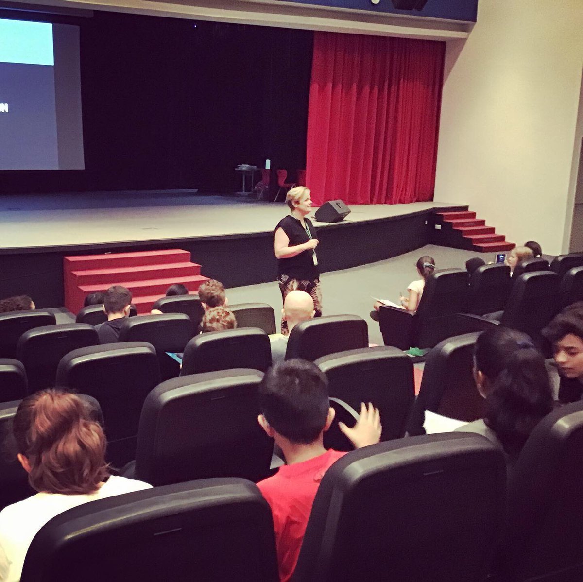 DIAB_Grade5's tweet photo. A chance to reflect and share knowledge at our Grade 5 Exhibition workshop day #diabsharing #diabknowledgable #diabteamwork https://t.co/n4XXONfGRK