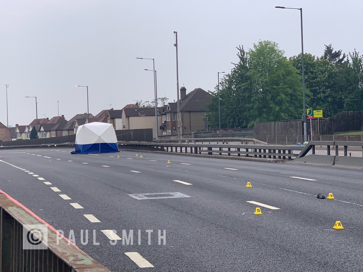 PaulAtVPZ's tweet image. A man in his 40s has died after a hit-and-run in #Neasden, north #London - @metpoliceuk are looking for two cars, believed to be black. Part of the #A406 is closed towards #Wembley. No arrests.  @SWNS
