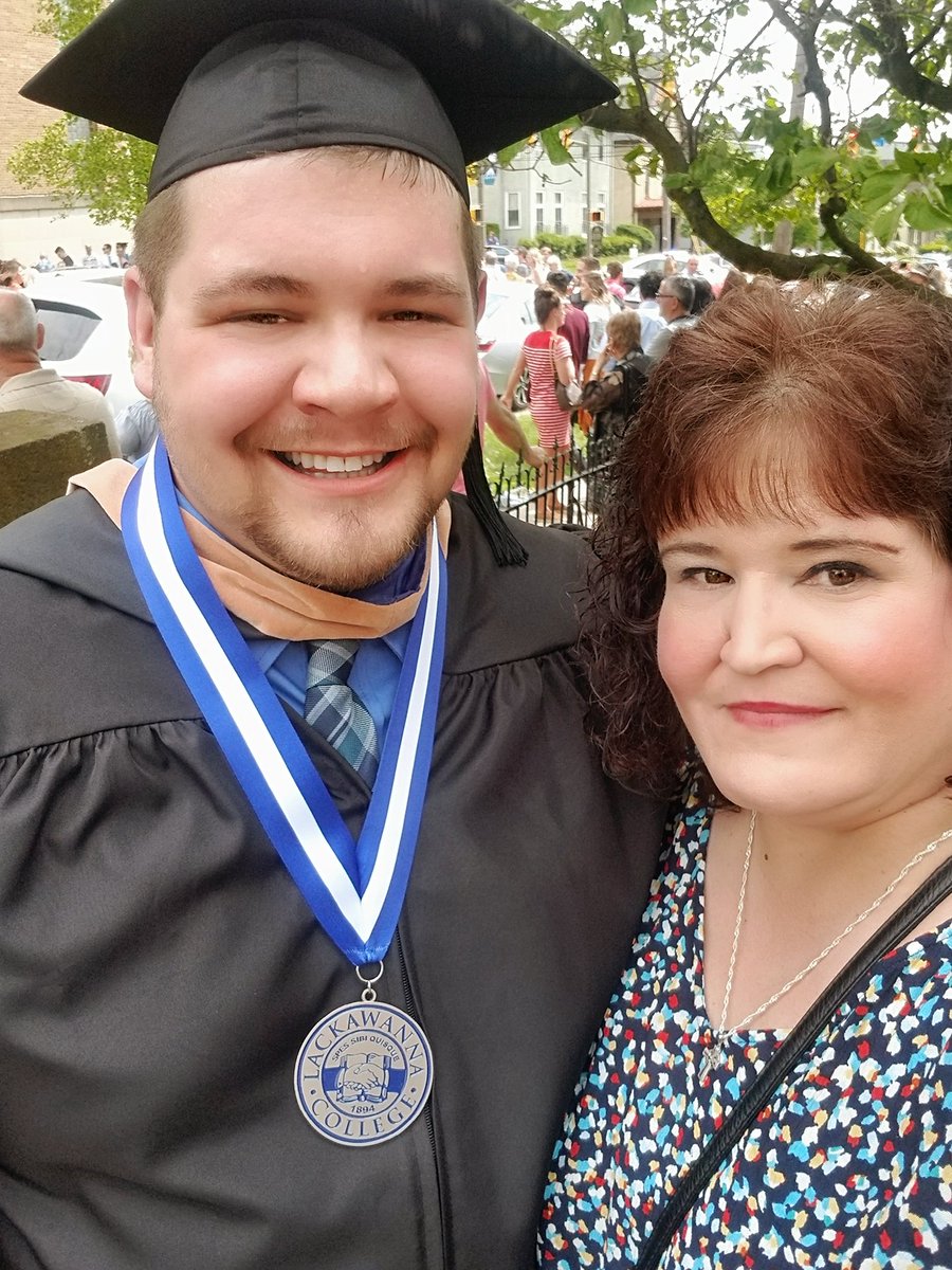 kellydeuel's tweet photo. My first born graduated a college bachelor of business management today!👨‍🎓💚🎉 #proudmama https://t.co/qvLYWQDfcA
