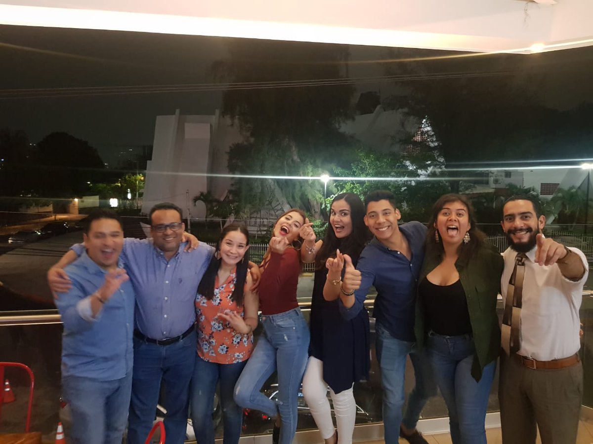 AlejandraCruz95's tweet photo. Gracias queridos compañeros, colegas, amigos de @fullfm los quiero tanto y para siempre tienen un lugar super grande en mi corazón, gracias por la reunion de anoche fue lo MAXIMOOOO siempre #TeamFull 🌝 #Fuuuuuuull (con voz de Jonathan sellando) https://t.co/AAwyVAN0CH