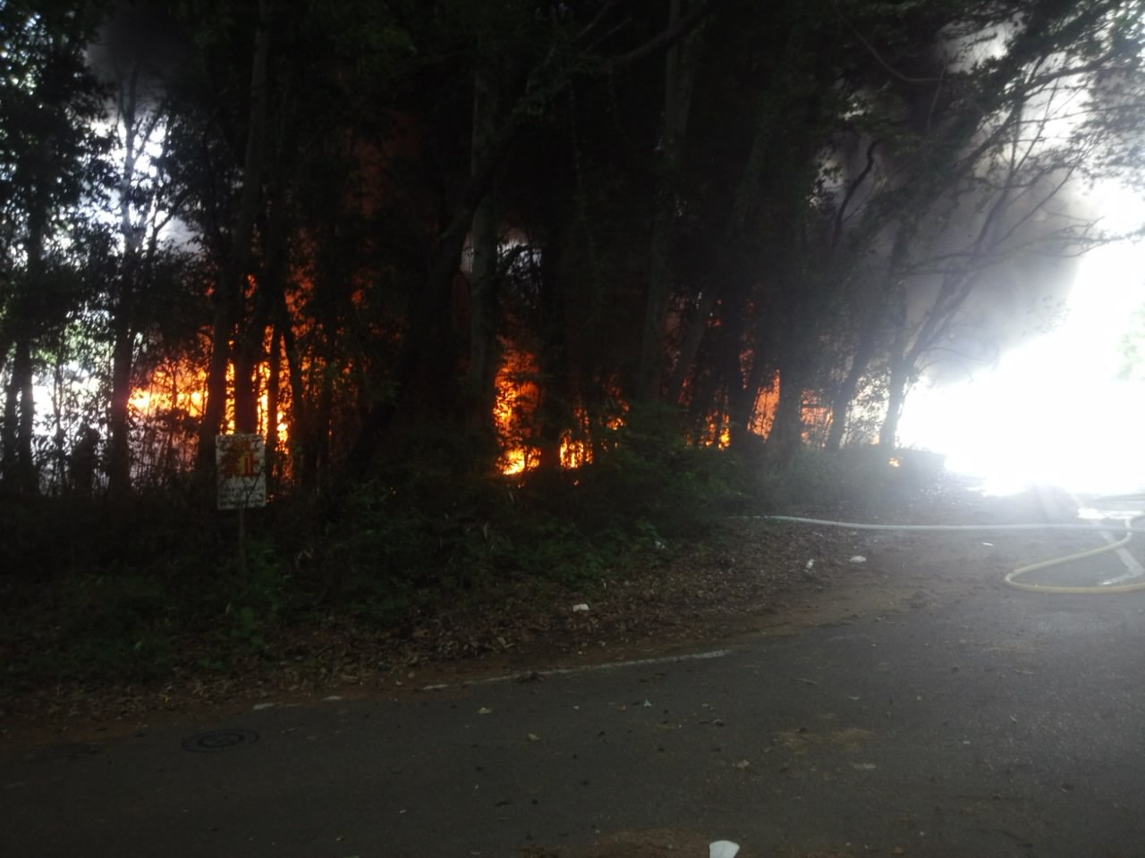 栃木市岩舟町の廃棄場で大量の黒煙を上げる火事の現場画像