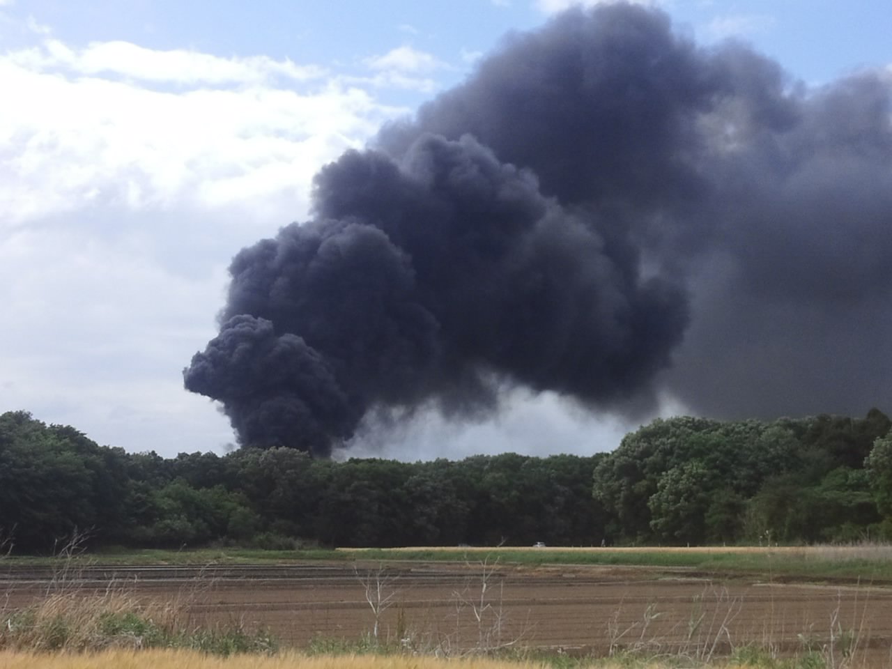 栃木市岩舟町曲ケ島で火事が起きている現場画像