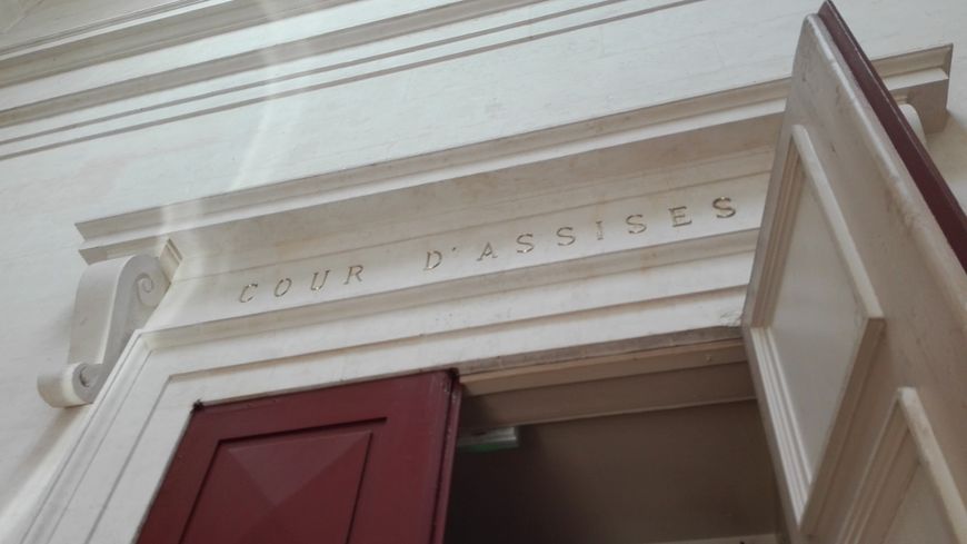 Assises des Deux-Sèvres : un père de famille accusé d'avoir tenté de tuer sa fille à Sainte-Eanne

#DeuxSèvres #assises 

francebleu.fr/infos/faits-di…