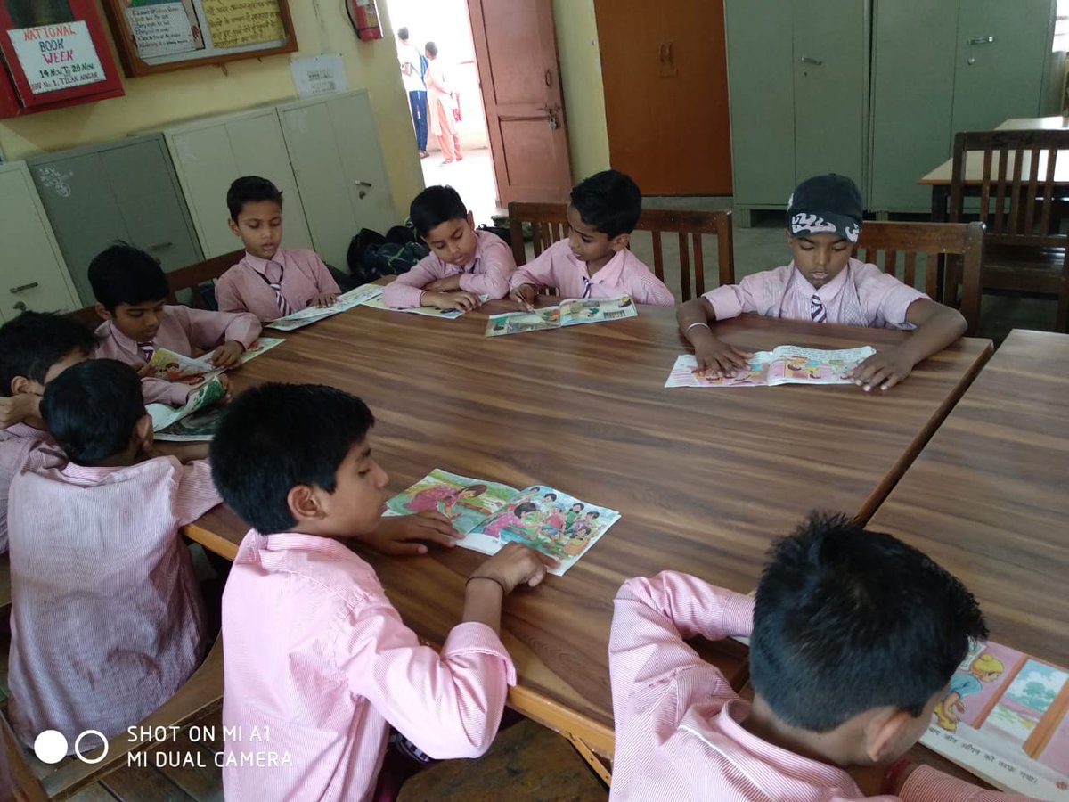 Kamayan99356112's tweet photo. #DelhiGovtSchool 
#Summercamp
@msisodiya
@PbpandeyB 
SBV No.1 Tilak Nagar
Students practising Yogasanas, and reading time in the library  during summer camp. https://t.co/gLbB6W6Rg5