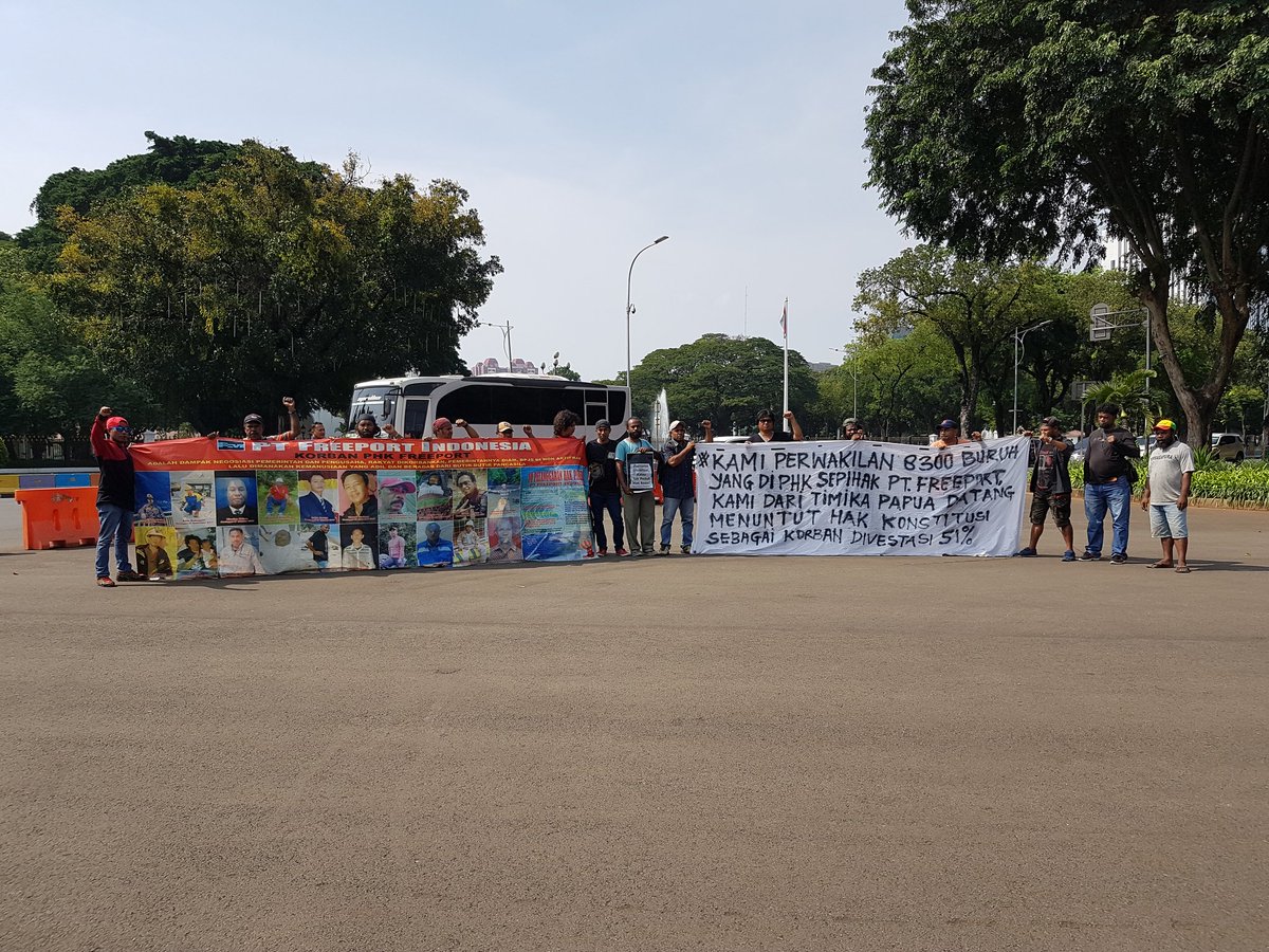 EchyPapua's tweet photo. Bpk presiden @jokowi Negara sdh mendptkan Saham freeport. Bagaimn dgn nasib Buruh freeport sendiri...? 
@jokowi 
@GeneralMoeldoko 
@IgnasiusJonan 
@hanifdhakiri 
@Fahrihamzah 
@fadlizon 
@lokataru_id
#Buruhfreeportmenggugat
#korbanphksepihakfreeport 
#korbanphkilegalfreeport https://t.co/aYiIORpWfA