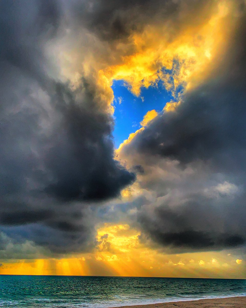 CreatedByCyndi's tweet photo. 3 version of my #sunset shot tonight from #beach in #ElSegundo #SoCal #SouthbayLA #CALIFORNIA #iseehearts #love #ocean #MessagesFromAbove #💙 https://t.co/D7oVFHoce4