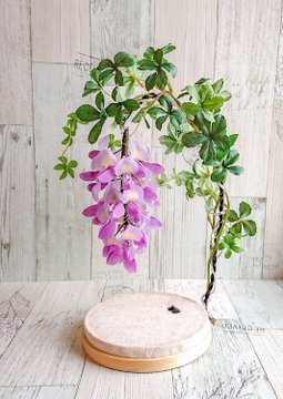 藤の花が華やかに部屋を照らす ハンドメイドのランプがプラ版製とは思えぬみずみずしさ ねとらぼ