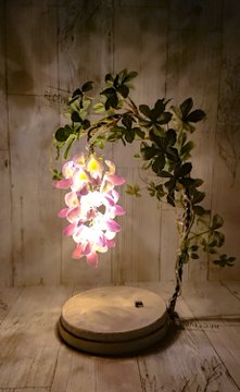 藤の花が華やかに部屋を照らす ハンドメイドのランプがプラ版製とは思えぬみずみずしさ ねとらぼ