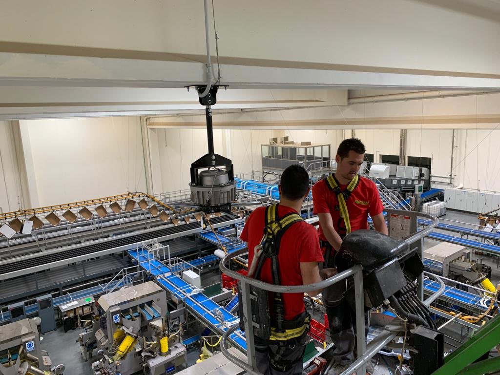 CemAutomatismos's tweet photo. Instalación de ventiladores industriales,con esta tecnología HVLS se consigue aumentar el confort y además, en combinación con sistemas de climatización, nuestros ventiladores industriales gigantes de techo consiguen ahorros de hasta 30% de consumo energético. https://t.co/dI0J343BsF
