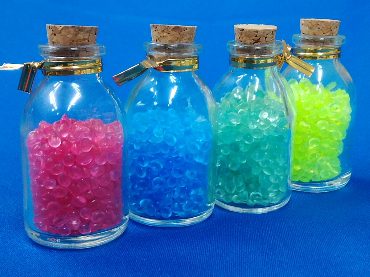 シモダ テツヤ 子供の頃 文房具屋に売ってた匂い玉に心躍らせまくってたのですが あれの使い方の正解が未だにわからない 臭そうな場所に撒いたら良かったの 僕 クラスメイトの女子からもらったことあるんだけどあれはそういうことなの