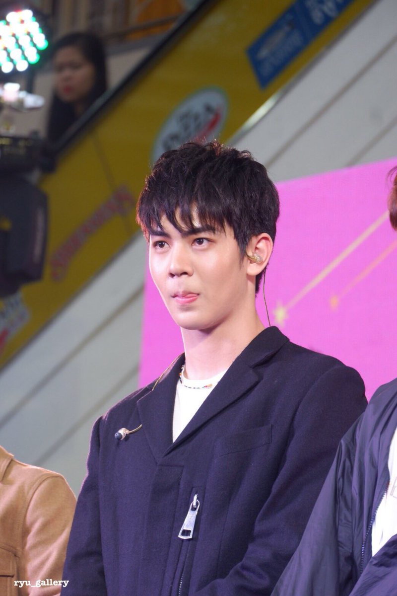 RyuGallery's tweet photo. 180519 มีความเล่นลิ้นเบาๆ #TheMallAsianFestival2019 #RyuVachirawich #RYUPOWER https://t.co/pjFoInnTVW
