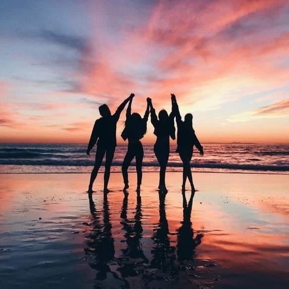 настоящие друзья. дружба трех подруг. группа людей. заставка на группу друзья. парни друзья.