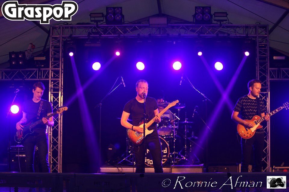 UntoldStories13's tweet photo. Door vrijdag de finale van de Rabo Graspoll battle te winnen mochten we zaterdag op @GraspopBaflo spelen!
Organisatie , vrijwilligers en natuurlijk iedereen die is komen luisteren heel erg bedankt! #graspop #baflo #festival https://t.co/3SoMLVSjpD