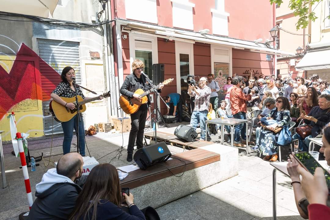 Adriangalego's tweet photo. ☀️🎸🎨 Onte tivemos a oportunidade de vivir un día marabilloso con música en directo, arte na rúa e acompañados de boas amigas.
#ruarte🖌️
#NaCoruñaXulio💙 https://t.co/FQWObNLpcQ