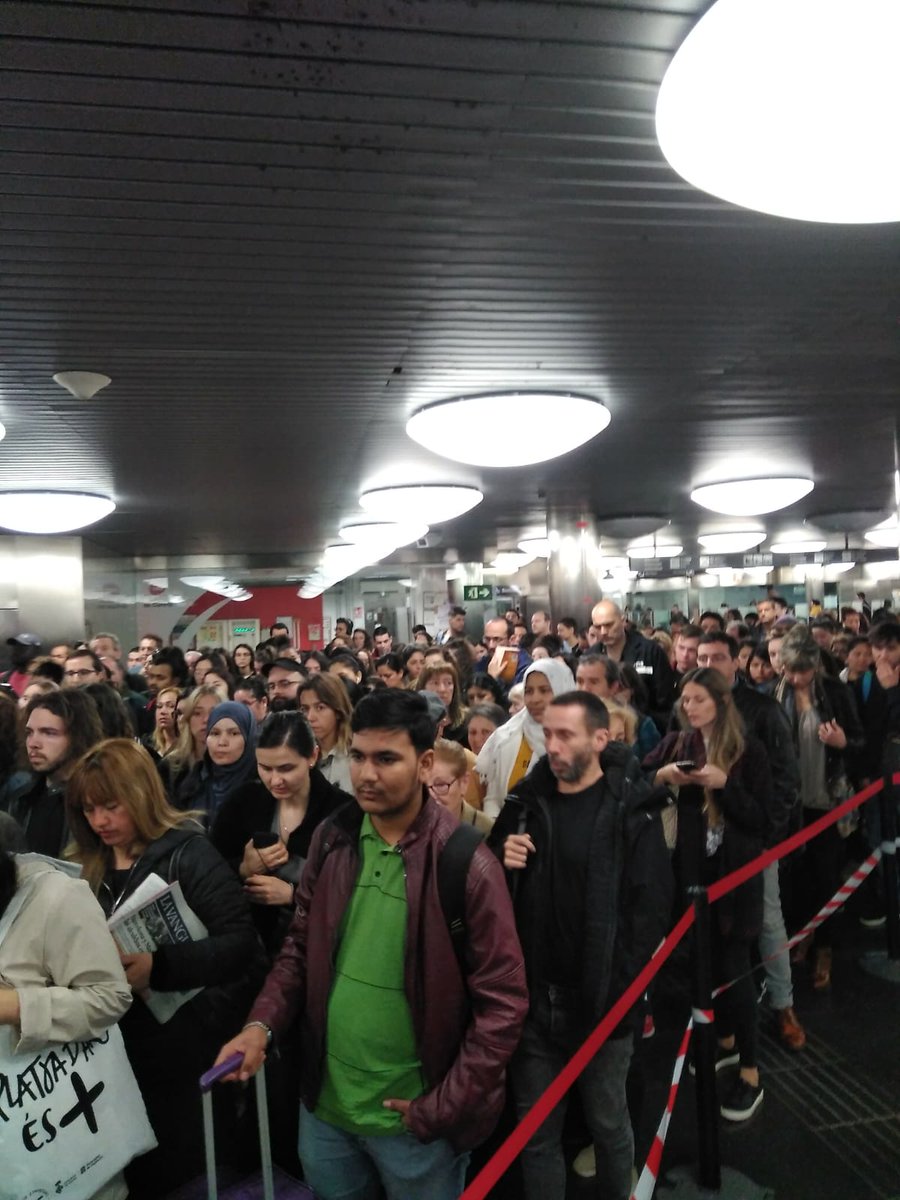 Estas colas tienen unos responsables.
Después de #84 días sin ninguna propuesta a los trabajadores, solo cabr que <a href="/AdaColau/">Ada Colau 💜🌈🔻</a> y <a href="/ecanase/">Enric Cañas Alonso</a> sigan los pasos de <a href="/mvidal80/">Mercedes Vidal</a> y se vayan.
Por el bien de #metrobcn y el transporte público
#VagaMetro