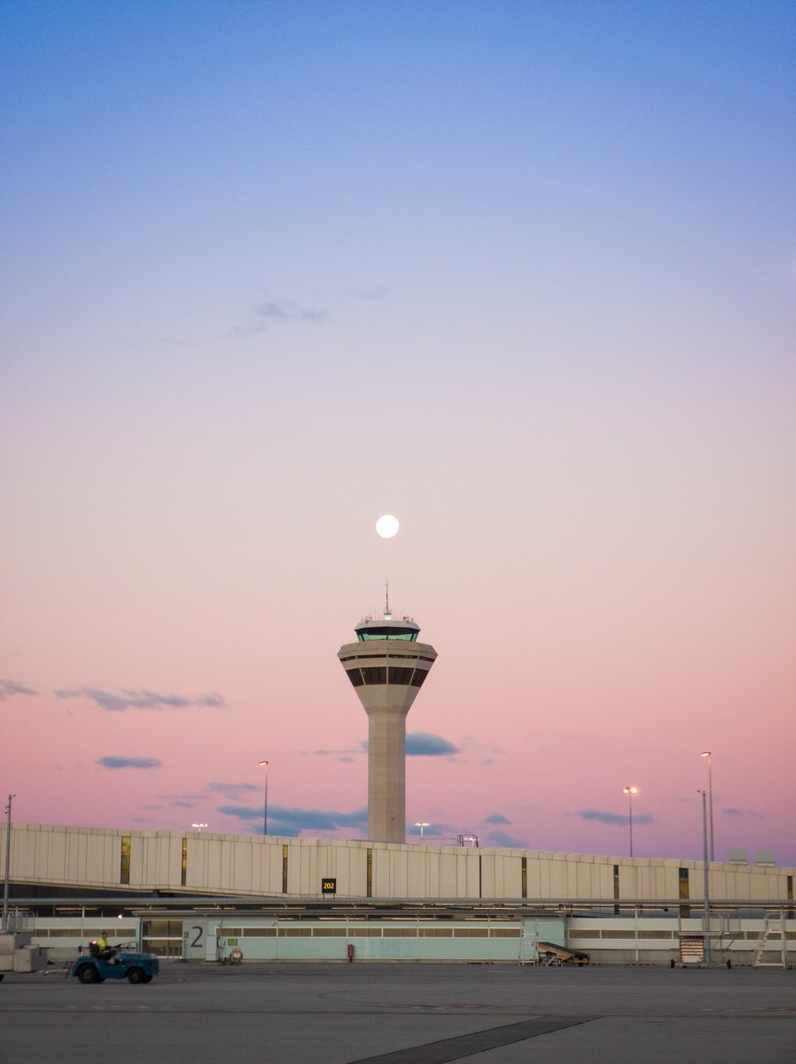 JonoPerth's tweet image. Moonlit Monday!
#justanotherdayinWA #perth #WesternAustralia #Moonlightmoments #aviationlovers