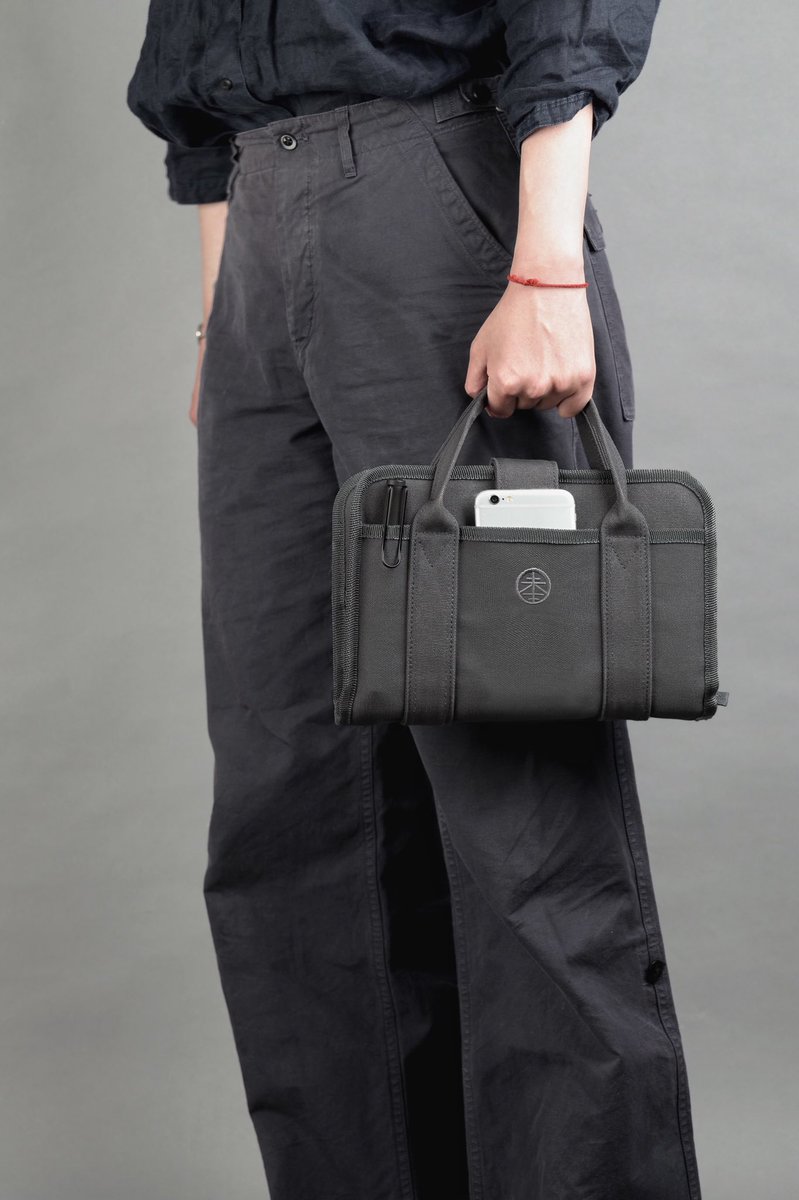 두껍고 큰 소설책부터 얇고 작은 시집까지 모두 담을 수 있는 책을 위한 가방을 만들었습니다. 5월 중 텀블벅에서 인사드리겠습니다. 기대해주세요 (제발~~)