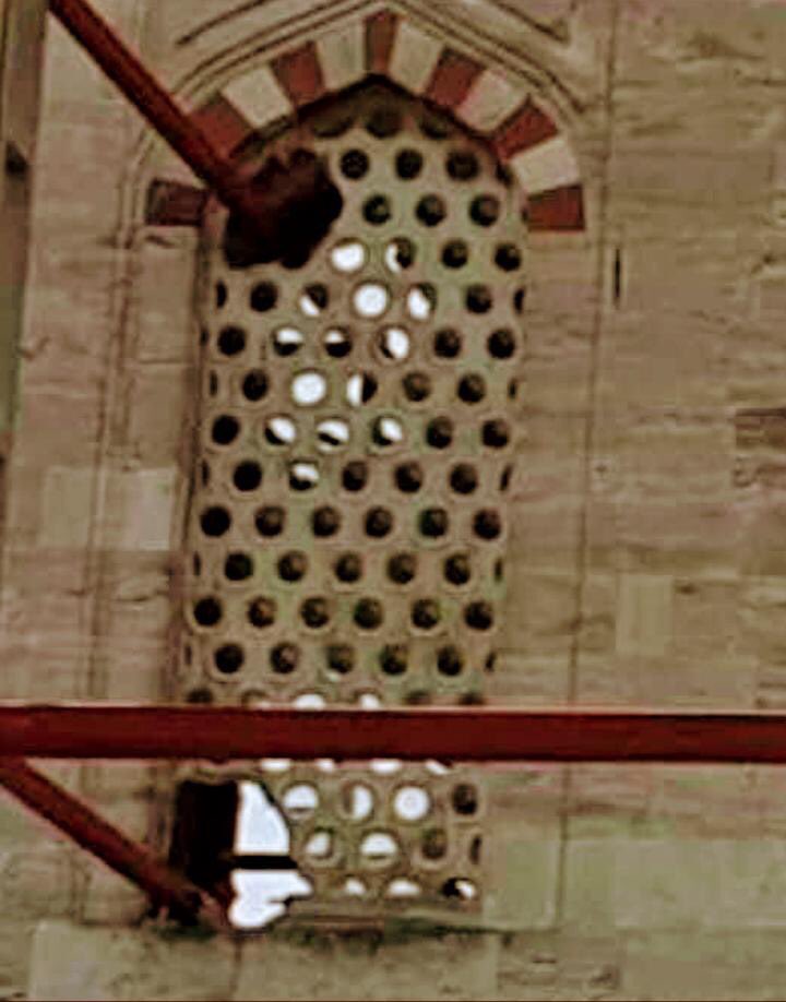 413 yıllık Sultan Ahmet Camii restorasyonu. İskele kurarken camları kırmak nedir Allahaşkına? 413 yıllık camı kıracak sözde ustalara neden emanet ediliyor gözümüz gibi baktığımız hazinelerimiz? Binaya dokunmadan iskele kurabilirsin. Süleymaniye Camiinde de akustik bozulmuş. Pes!!