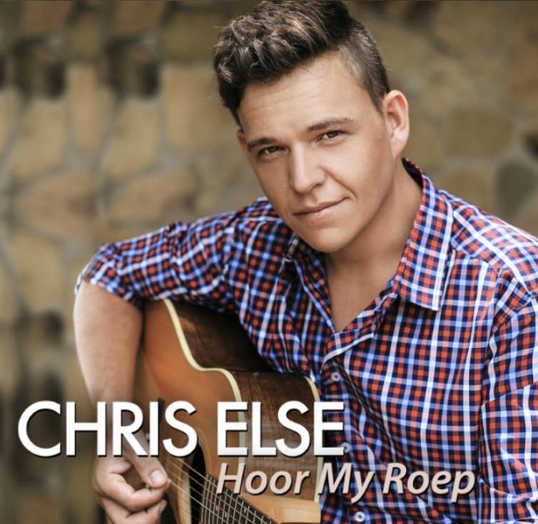 Die man wat #INJOUSKOENE se temalied op <a href="/viatv/">VIA TV</a> met <a href="/bobbyvjaarsveld/">BOBBY VAN JAARSVELD</a> &amp; <a href="/KarlienVanJ/">KarlienvanJaarsveld</a>  sing - <a href="/chriselse2/">Chris Else</a> se nuwe lied is nou beskikbaar! Luister hier aanlyn👉🏻. umgafrica.lnk.to/hoormyroep