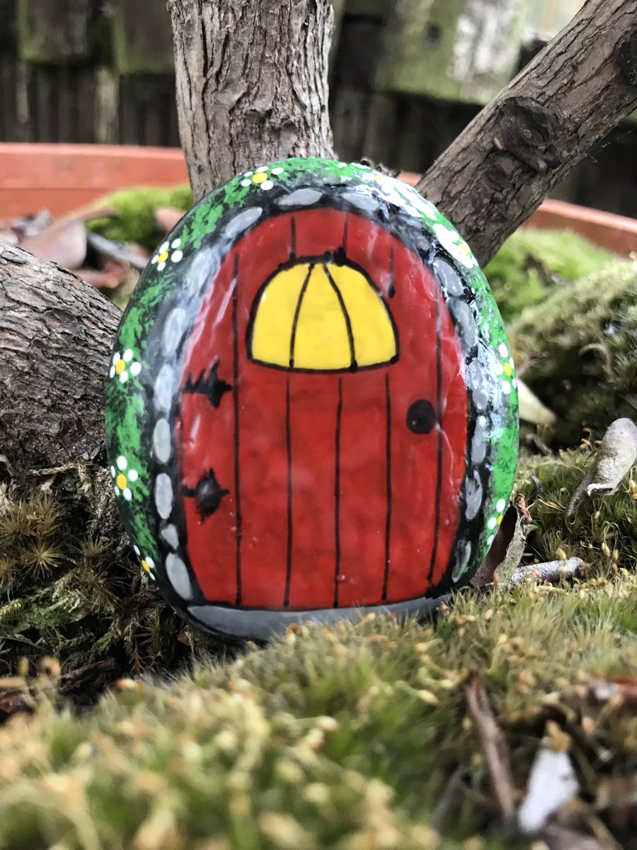 CarnoustieRocks's tweet photo. The #CarnoustieRocks Sprites have been painting for what feels like the first time in months!!! Fairy doors 🧚‍♀️ 🧚‍♂️ we’re working on some other colours &amp; once they’re all finished we’ll be out hiding them 😀 https://t.co/sNrYLOgWKX