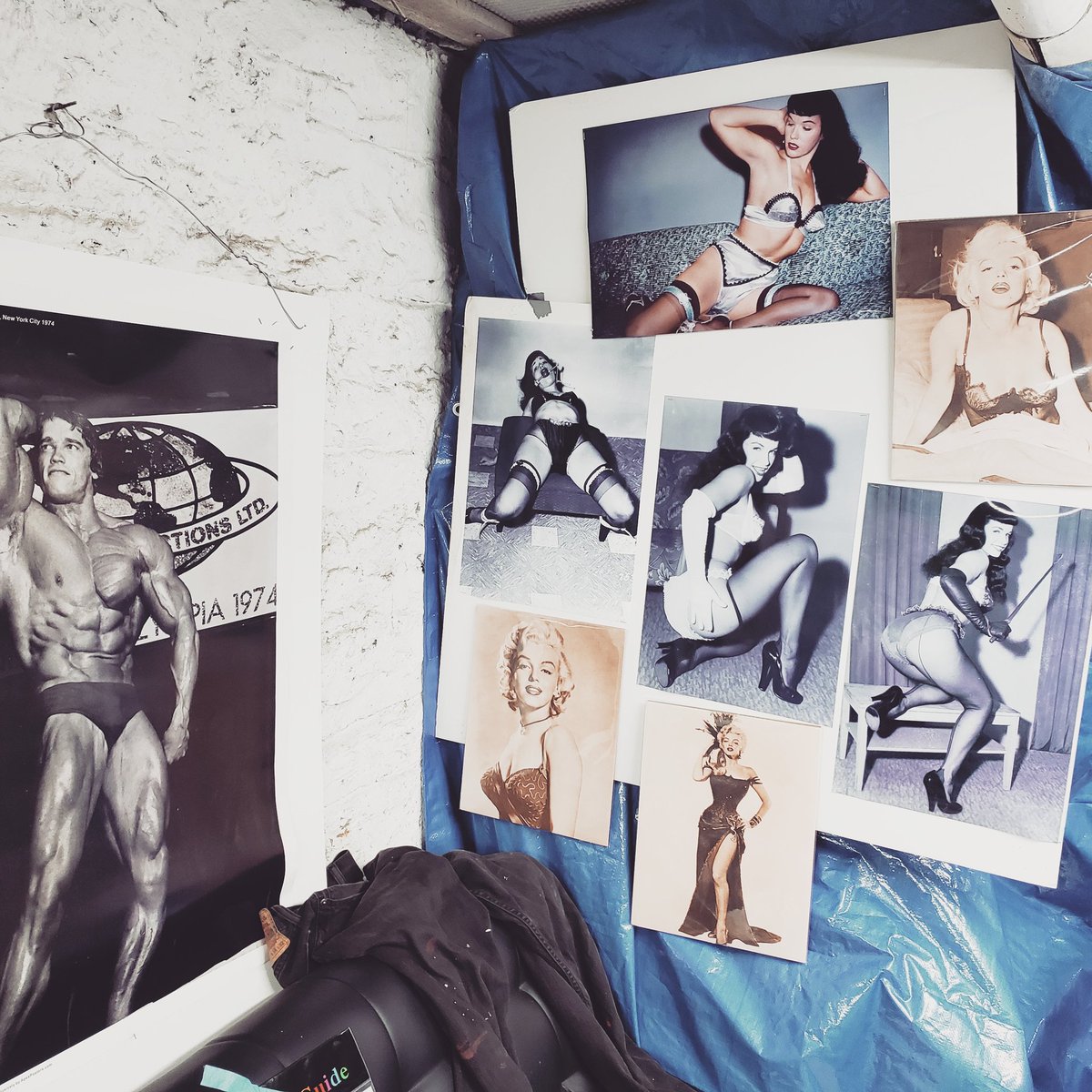 AlexioGessa's tweet photo. My corner of #DerBunker :) #studio #artist #worldofalexio #lex #iamlx #Lexology #artistsoninstagram #art #arte #motivation #inspiration #instagood #picoftheday #popularphoto #followme #instalove #artsy #followme #arnoldschwarzenegger #bettiepage #marilynmonroe #bodybuilder #body https://t.co/cFv0MR6TeJ