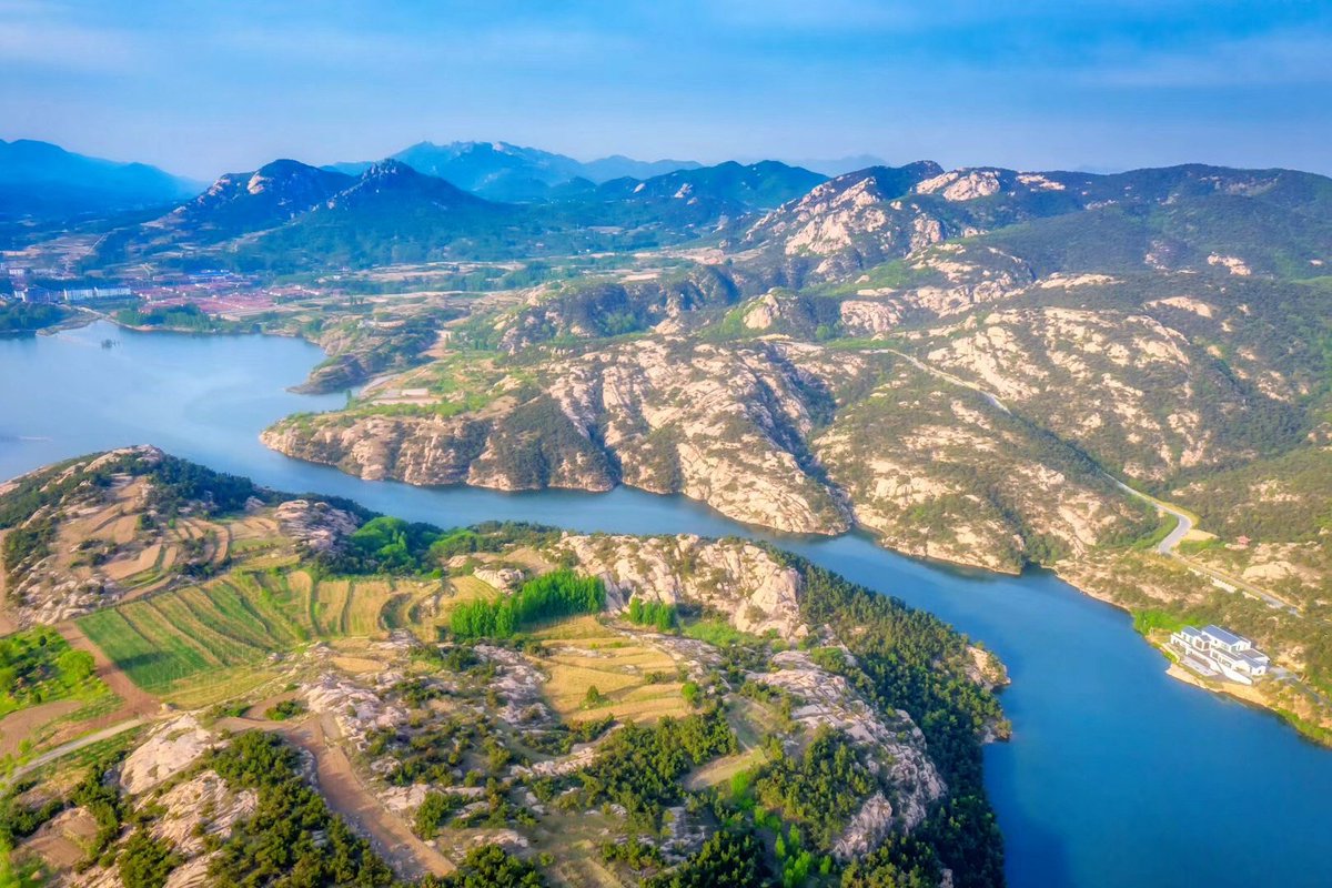 VisitQingdao's tweet image. Wriggling across the undulating mountains, the sparkling river appears like a sapphire necklace. #VisitQingdao #qingdao #awesomescenery #river #mountain