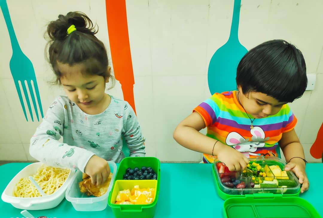 CESKonline's tweet photo. Pack a lunch with a fruit and veggie punch!
Give your child the healthiest start in life.
!احزم وجبة الغداء مع بعض الفاكهة والخضراوات. اعطي طفلك بداية صحية في الحياة
#ceskpreschool #eyfs #britishnursery #dohanursery #learningthroughplay #plantingtheseedsoflearning #funindoha https://t.co/nR2LjWWE2L