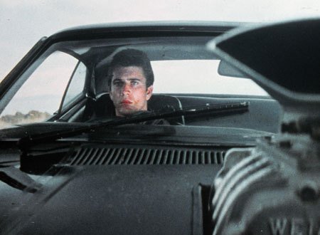 Мэл гибсон безумный макс 1979. Ездок продавший машину. Макс рокатански 1979. Автомобили из фильмов. Ездок продавший машину.