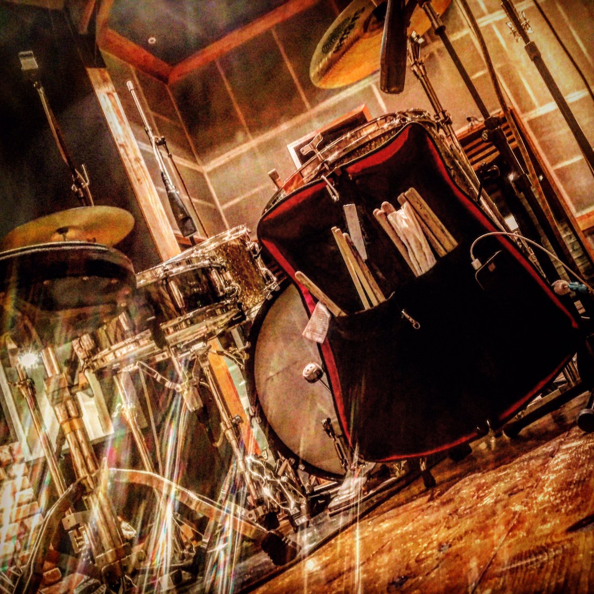 JUN_WADS's tweet photo. 今日はDutch Mama StudioのNRSレコーディングスクールでドラム叩いてきました!
生徒さんがスタジオ来る時Apple Musicでたまたまオトループ聴いてたんだって。で、スタジオ来たらオトループのドラムが居たんだって。運命かよ
#Ludwig #Zildjian #PAISTE #MEINL #SABIAN #Pearl #ChadSmith #DutchMama https://t.co/CsZC4OeKzA