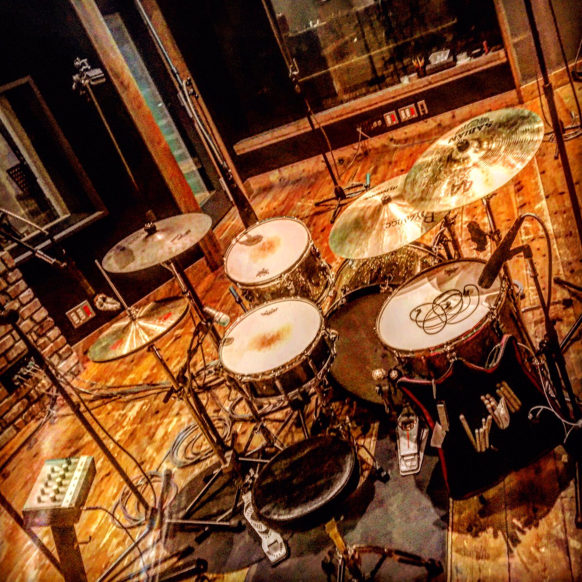 JUN_WADS's tweet photo. 今日はDutch Mama StudioのNRSレコーディングスクールでドラム叩いてきました!
生徒さんがスタジオ来る時Apple Musicでたまたまオトループ聴いてたんだって。で、スタジオ来たらオトループのドラムが居たんだって。運命かよ
#Ludwig #Zildjian #PAISTE #MEINL #SABIAN #Pearl #ChadSmith #DutchMama https://t.co/CsZC4OeKzA