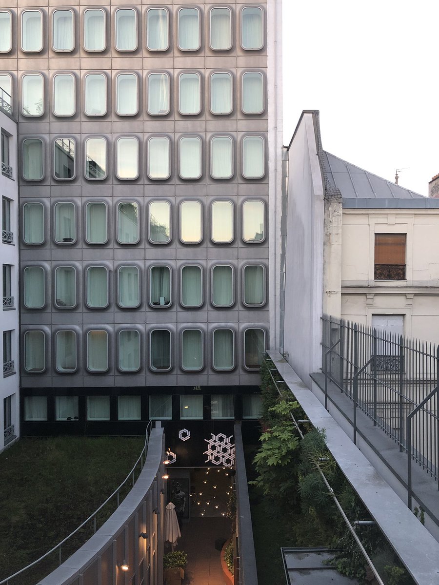 yang_is_here's tweet photo. Here is the view of Artist studio suite on the booking site vs what the view of the room we actually have now 🤷🏻‍♀️ @RenHotels @MarriottBonvoy @MBonvoyAssist @MarriottIntl https://t.co/vntpvG9Oac