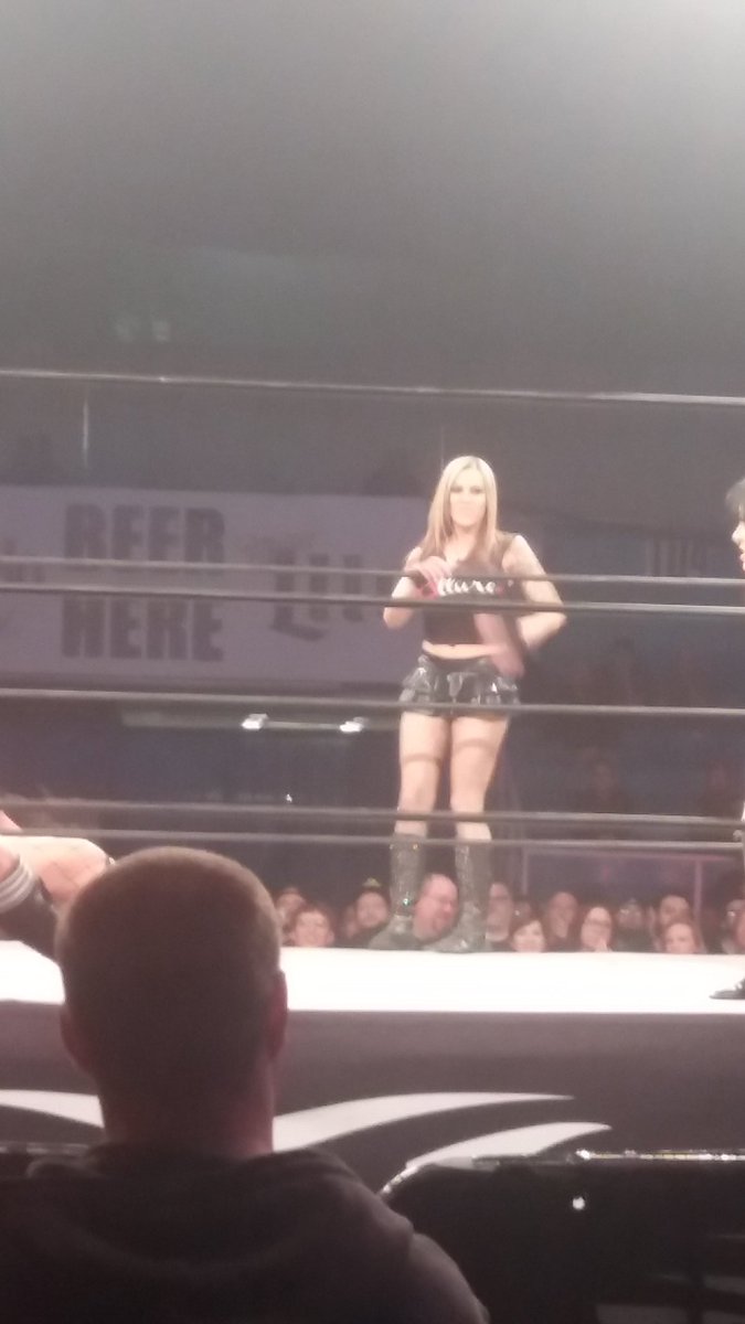 The lovely @VelVelHoller at #GlobalWars @ringofhonor in Chicago!