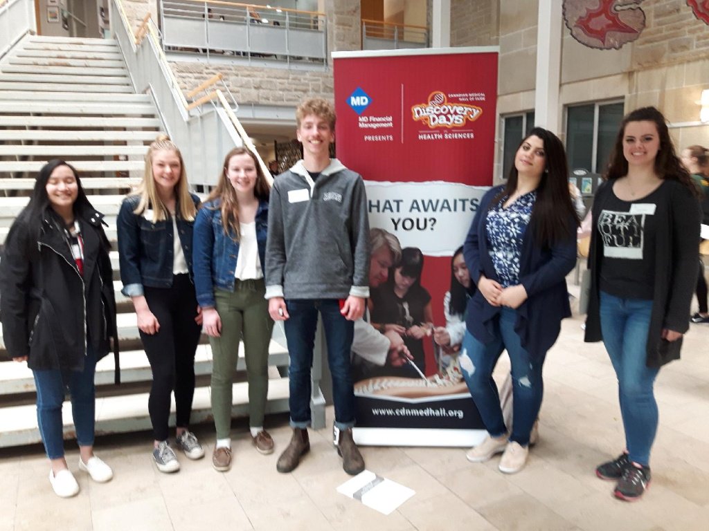 StTSecondary's tweet photo. TITANS at QUEENS UNIVERSITY for Discovery Days! Students were able to explore Epidemiology & become a med student for a day! What a great experience! Thanks NCC & St. Pauls for sharing a bus with us! #exploringpathways @QueensUCanada @CdnMedHallFame @NCC @SPCSSFalcons https://t.co/qhw4t51BDD
