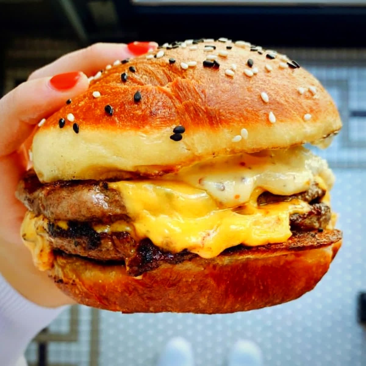 fabioviviani's tweet image. In honor of National Burger Month, all single burgers at @BomboBar will be upgraded to doubles !! 🔥🔥🔥
 
You're welcome, Chicago !! 😎

#BomboBar #NationalBurgerMonth #YoureWelcome