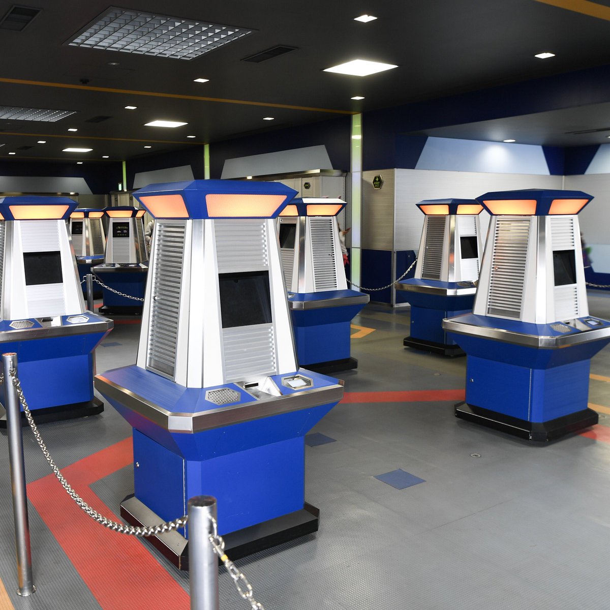 Mezzomikiのディズニーブログ A Twitter 新アトラクションの扉をイメージ 東京ディズニーランド年拡張エリア壁デコレーション ショー抽選場前には東京ディズニーリゾートアプリデザインも登場中です 詳しくは T Co Ksxkwp3cke