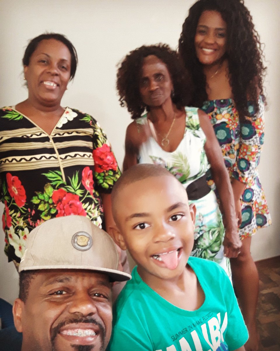 Gsinger2's tweet image. Parabéns pelo dia especial das super Mães. Aquela que edifica o lar, educa, cuida e se supera a cada dificuldade. Vc é essa SUPERMAE Maria Inês da Silva Mamede. 
#Fantastico