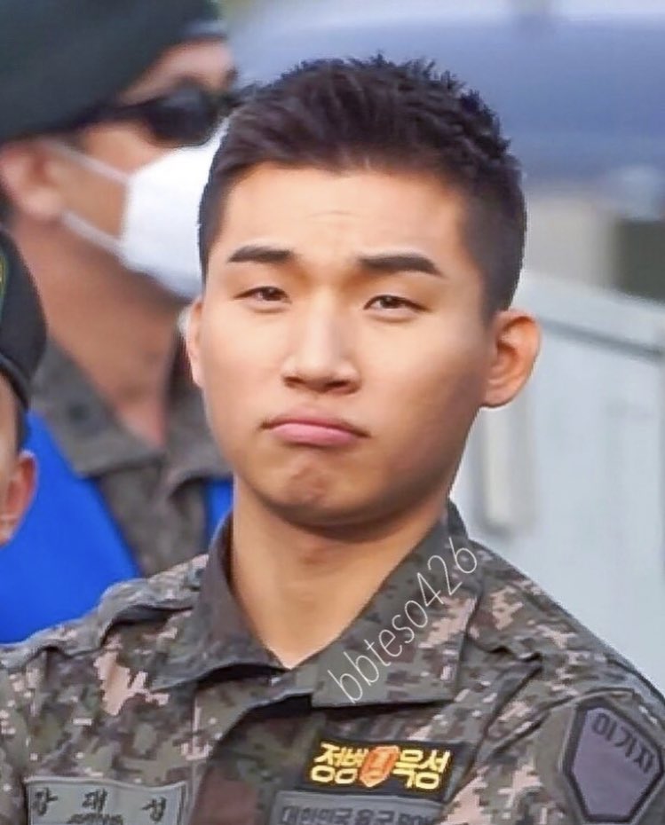 daesungfishh's tweet photo. D427 -D180
It’s weird.
How you make me smile...
More than real humans beside me do. 🥺😍
#hwaiting #hugsssss 😘
pic cr bbteso426🙏🙆🏻♀️🤩 https://t.co/V8faJqTQa5