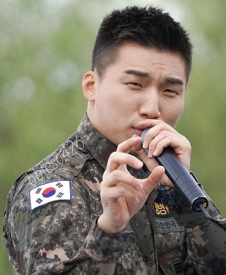 daesungfishh's tweet photo. D427 -D180
It’s weird.
How you make me smile...
More than real humans beside me do. 🥺😍
#hwaiting #hugsssss 😘
pic cr bbteso426🙏🙆🏻♀️🤩 https://t.co/V8faJqTQa5