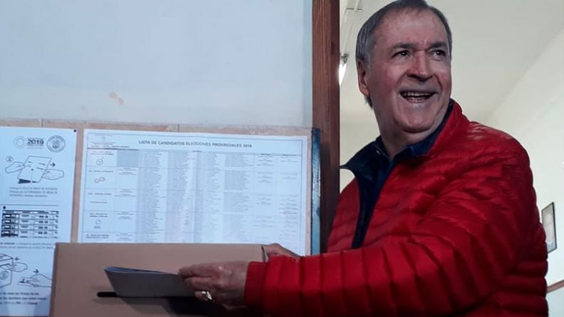 inforadioon's tweet photo. Schiaretti logra una ventaja histórica en Córdoba

Con más del 33% de las mesas escrutadas, Juan Schiaretti saca el 57,65% de los votos. Detrás viene Mario Negri con el 16,81 y luego Ramón Mestre, con el 11,82. https://t.co/sfYAeSUViP