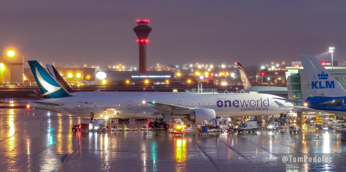 TomPodolec's tweet photo. PHOTO Cathay Pacific #CX826 arrived Toronto from Hong Kong.
B-KQL Boeing 777-300
One World livery https://t.co/J1m4IW6nnA