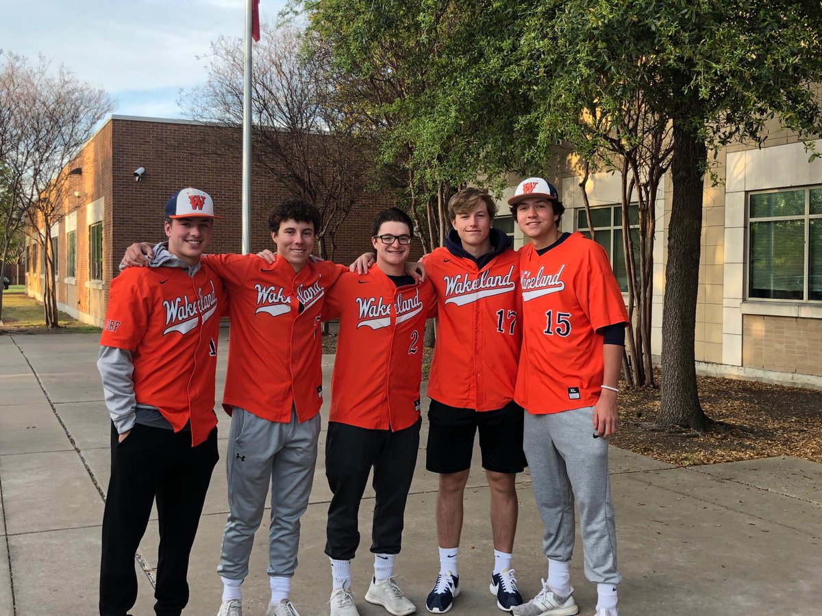 had the most fun year of baseball playing with these guys, our season ended too early but the memories i have will last forever. thank you too all the seniors, i’m gonna miss you guys a lot❤️❤️