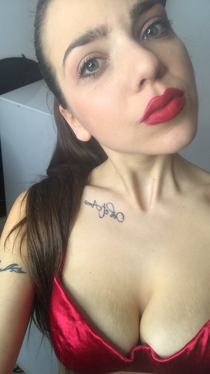 DeniseCicchitti's tweet photo. Rouge 🌹 #boccadirossa #rouge #tuaime #mieux #meslevres #iwaitforyou #passion #redlips #heartlips #biglips #odietamo #tattoo #lastshoot #goodnight https://t.co/Pe75xCJ3g3