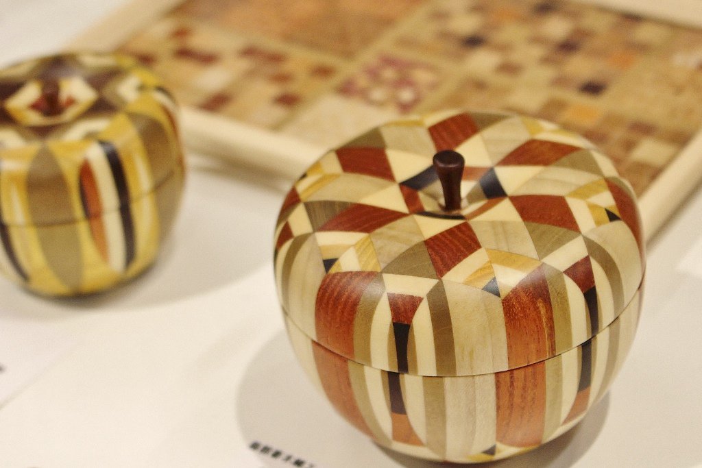 りんご【未使用】箱根寄木細工　茶筒　中蓋付き りんご様専用【未使用】箱根寄木細工 茶筒 中蓋付き - メルカリ