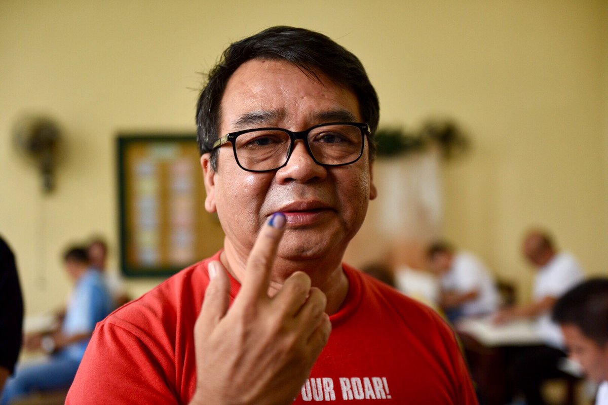 rapplerdotcom's tweet photo. LOOK: Makabayan senatorial candidate @ColmenaresPH casts vote at the Don Alejandro Roces High School in Quezon City. #PHVote | via @LeanneJazul https://t.co/vnGWeo896i