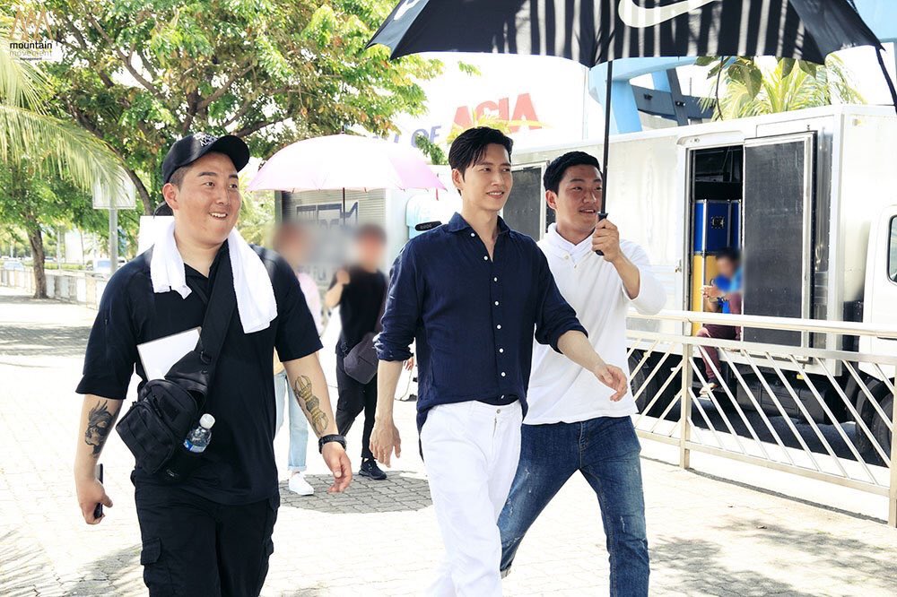 D6aSinGUIAArbVY.jpg:large