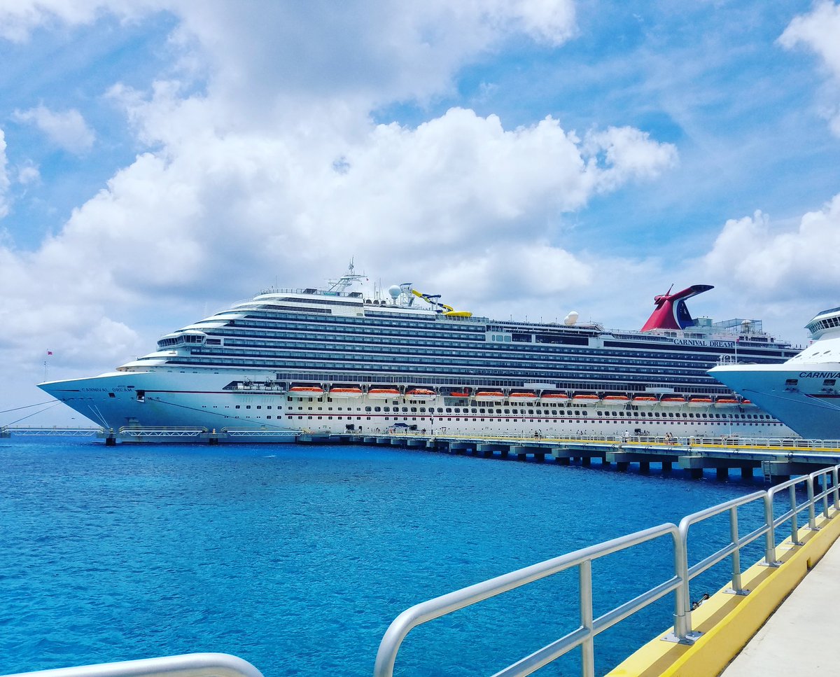 TheKellys9's tweet photo. Great @CarnivalCruise on Dream to #roatan. Fab snorkeling Beautiful Tabyana beach https://t.co/H2XJqyYVCP