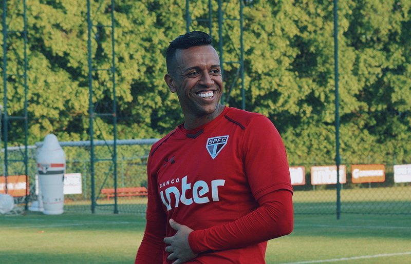 SaoPauloFC's tweet photo. Conhecemos muito bem seu profissionalismo e, principalmente, seu caráter. Por aqui, deixou amigos e gente que torce muito por você. Não tira o sorriso do rosto, porque amanhã é um novo dia. https://t.co/3YgKZ9S3bA