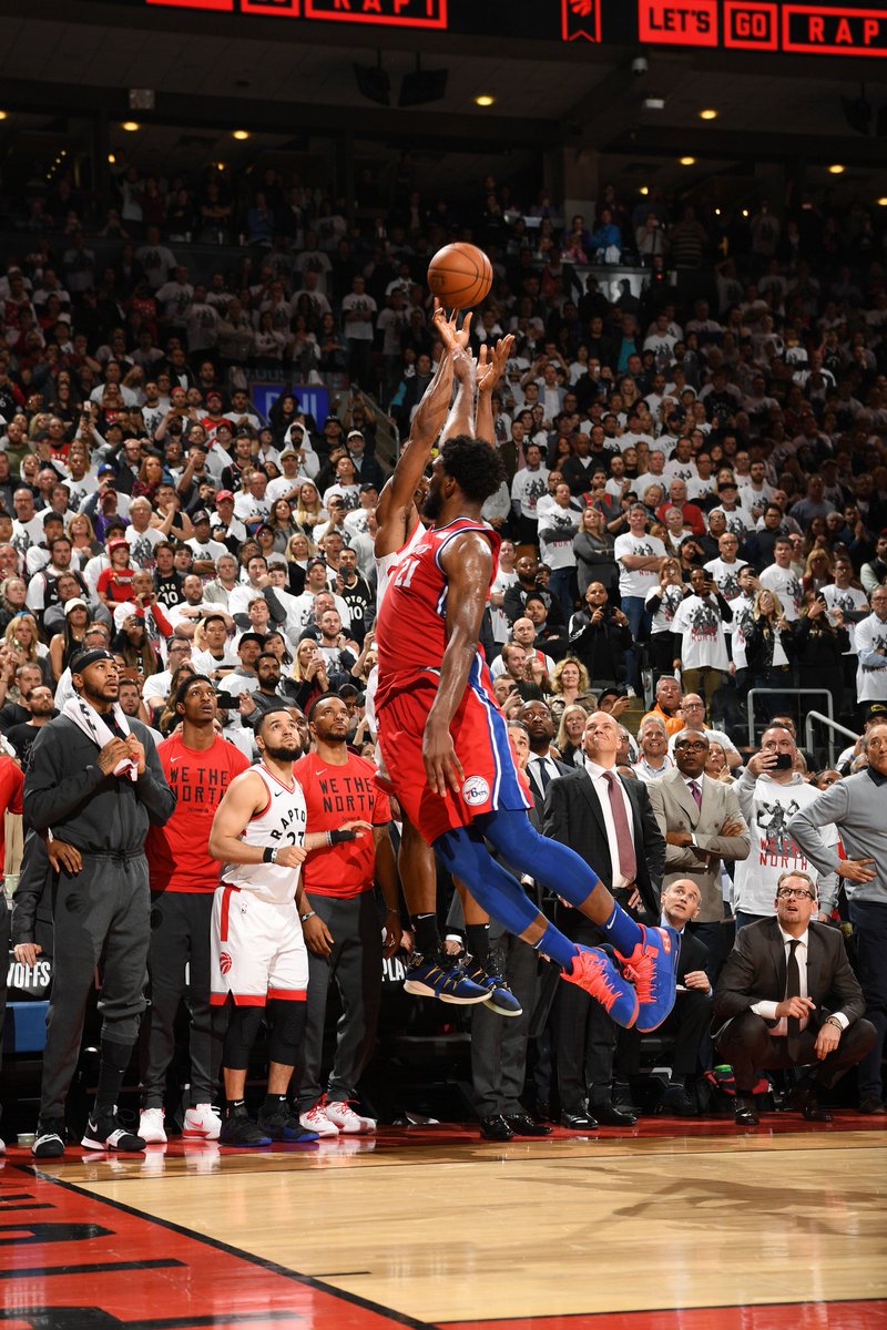 ChamatkarSandhu's tweet photo. What. A. Picture. Kawhi Leonard makes the game winning shot. #WeTheNorth https://t.co/c1DvMx0bnf
