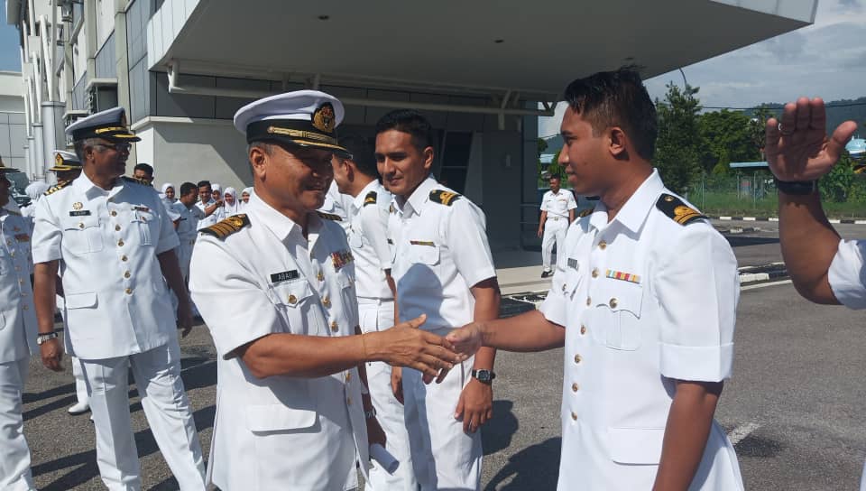 abauendinbrmnvr's tweet photo. @MSabu_Official byebye KD SRI PINANG after 20 years, byebye PSSTLDM after 30 years.Farewell parade was denied by Bahagian Pasukan Simpanan (BPS).even farewell speech was first denied.SHAME ON YOU BPS for your ungratefulness @reza_azeranil63 @PsstldmOfficial https://t.co/cdX9z3gPRW